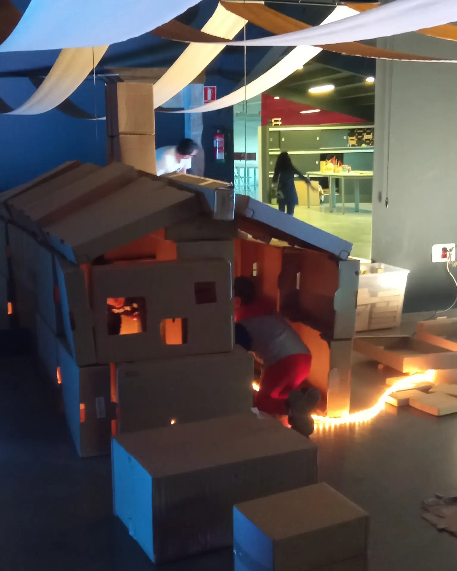 El refugio: niños que construyen casitas y cabañas